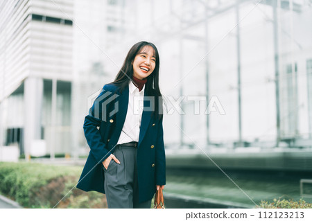 Stylish business woman commuting 112123213