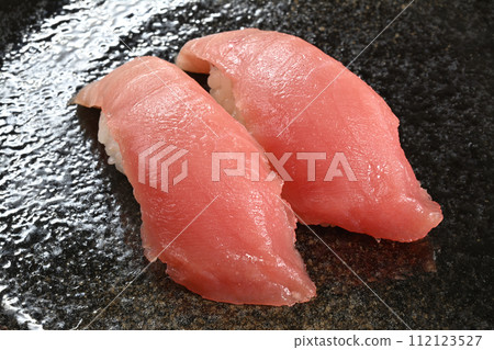 黑色背景中 2 塊中脂肪鮪魚握壽司 112123527