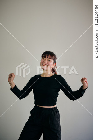 練習舞蹈的年輕女子 112124484