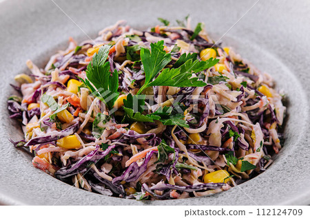 Fresh red cabbage salad with corn 112124709