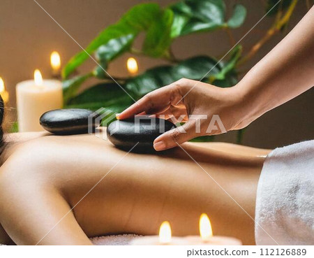 一名婦女在休閒沙龍接受熱石治療 一名婦女在休閒沙龍接受熱石治療 112126889