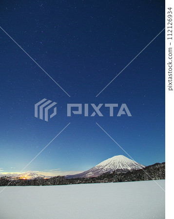 冬季從北海道虻田郡馬卡里村眺望羊蹄山和新雪谷安努普利的夜景 112126934