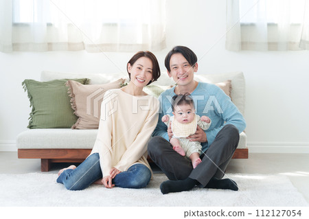 Smiling family looking at camera 112127054