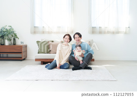 微笑的一家人看著相機 112127055