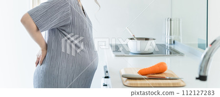 懷孕後期孕婦在廚房裡遭受背痛 112127283