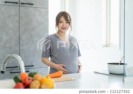 Asian women, pregnant women, pre-mama who cook in the kitchen 112127302