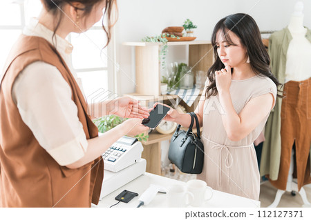 A woman and a shop clerk who shop using smartphones, smartphone payments, and online payments (I don't understand/I'm having trouble/I can't do it) 112127371
