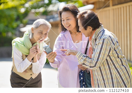 Senior women who enjoy sightseeing 112127410