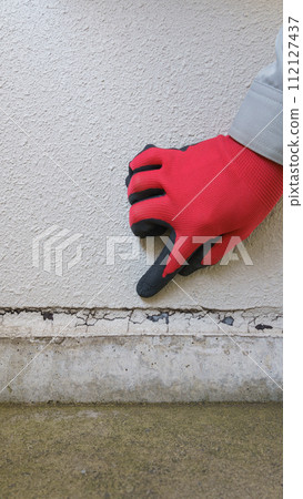 工人檢查外牆接縫的惡化情況 112127437