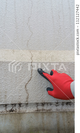 工人檢查外牆是否有裂縫和接縫惡化 112127442