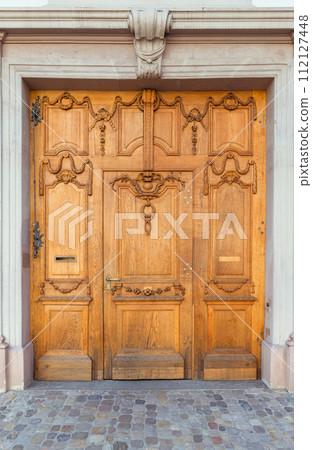 old wooden door 112127448