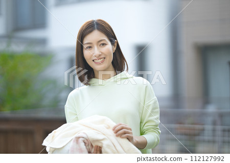 正在洗衣服的中年婦女 112127992