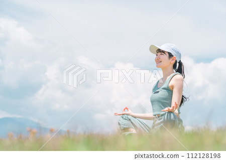 亞洲女性在公園裡做瑜珈（冥想、深呼吸、提神） 112128198