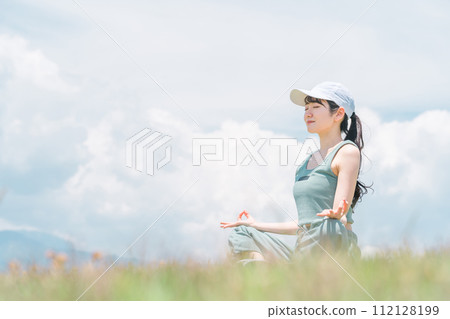 亞洲女性在公園裡做瑜珈（冥想、深呼吸、提神） 112128199