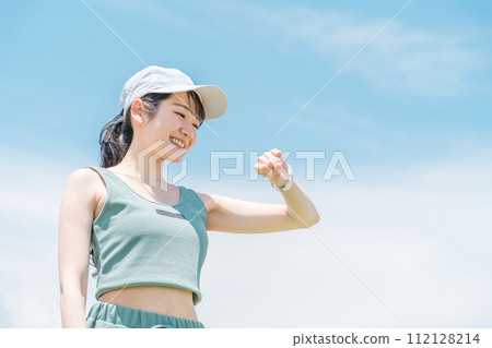 一位女士在藍天下運動、訓練和行走，同時看著手錶（時間、時間、醫療保健） 112128214