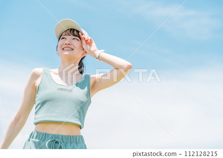 一位女士在公園裡為了健康和飲食而運動（流汗、防紫外線、日光浴） 112128215