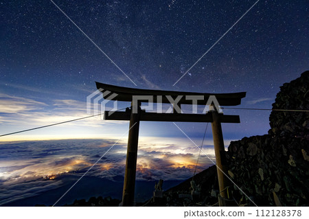 富士山/吉田登山路線山頂鳥居、星空、雲海、城鎮燈光 112128378