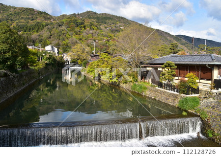 日本春天的京都,嵐山周圍的街道,桂川,旅遊勝地,盛開的櫻花和美麗的新綠,河邊的老房子 日本春天的京都,嵐山周圍的街道,桂川,旅遊勝地,盛開的櫻花和美麗的新綠,河邊的老房子 112128726