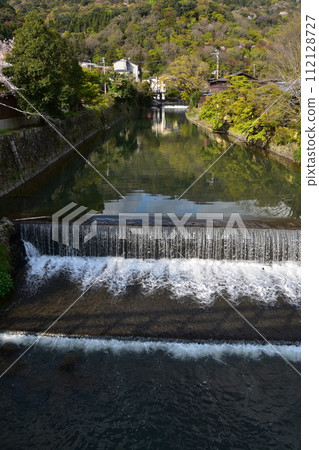 日本春天的京都,嵐山周圍的街道,桂川,旅遊勝地,盛開的櫻花和美麗的新綠,河邊的老房子 日本春天的京都,嵐山周圍的街道,桂川,旅遊勝地,盛開的櫻花和美麗的新綠,河邊的老房子 112128727