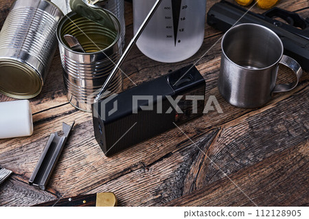 木桌上的無線電和防災用品 112128905