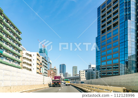 高速公路在晴朗的天空下行駛 112128996