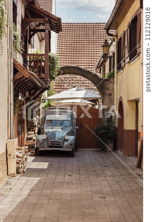 retro car in the courtyard of the French city 112129016