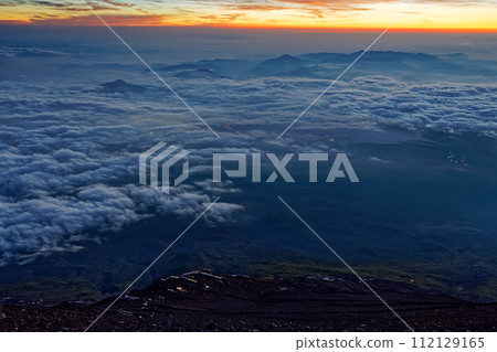 從富士山頂看到的雲海和黎明時的丹澤連峰 從富士山頂看到的雲海和黎明時的丹澤連峰 112129165