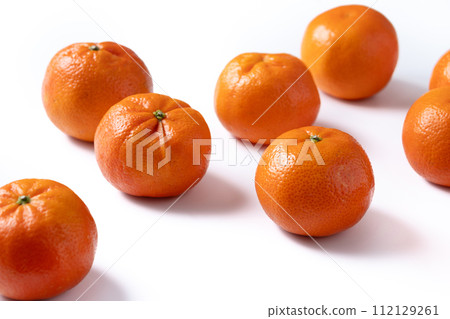 Fresh tangerines isolated on white background 112129261