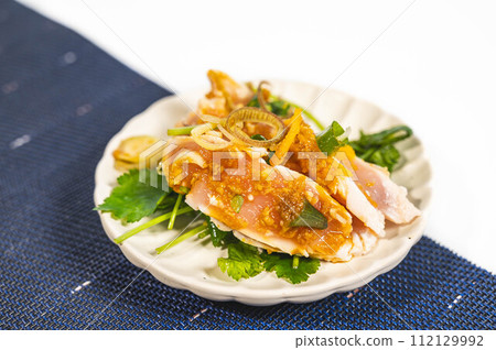 Blanched chicken breast and mitsuba salad 112129992