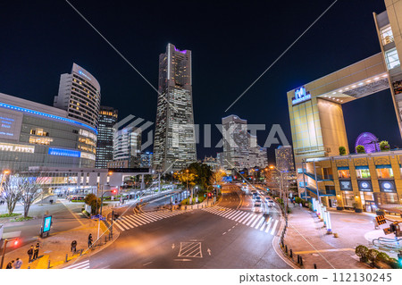 日本橫濱城市景觀 從櫻木町車站前眺望港未來,包括橫濱地標塔(夜景) 日本橫濱城市景觀 從櫻木町車站前眺望港未來,包括橫濱地標塔(夜景) 112130245