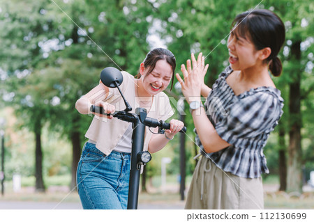 電動滑板車與行人相撞-交通事故圖片 112130699
