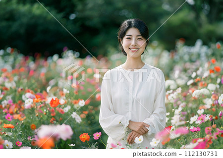 站在花田裡的女孩 AI 生成圖像 站在花田裡的女孩 AI 生成圖像 112130731