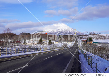 從黑川展望台停車場看到的冬季羊蹄山 從黑川展望台停車場看到的冬季羊蹄山 112130812