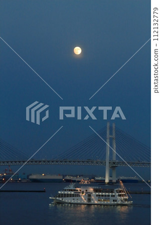 滿月之夜的橫濱海和海灣大橋 滿月之夜的橫濱海和海灣大橋 112132779