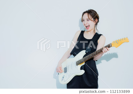 彈電吉他的女人 彈電吉他的女人 112133899