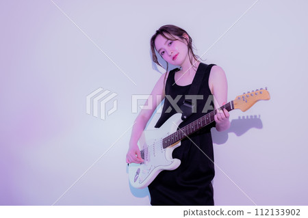 彈電吉他的女人 彈電吉他的女人 112133902