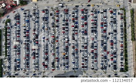 aerial view of vehicles in the parking lot aerial view of vehicles in the parking lot 112134057