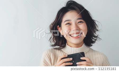 A woman with a wallet 112135181