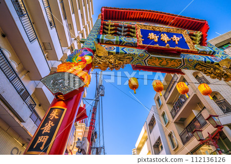 Japan's Yokohama cityscape Suzaku decorations are now available. View of Suzaku Gate in Yokohama Chinatown (decorated with Chinese New Year lanterns) 112136126