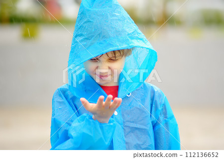 Portrait of a disgruntled child in the rain. 112136652