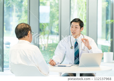 醫生檢查一名老人 醫生檢查一名老人 112137968