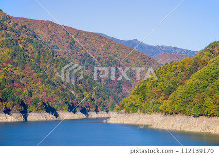 Autumn leaves around Nagawato Dam (Lake Azusa) 112139170