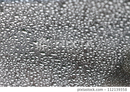 擋風玻璃上的水滴 112139358