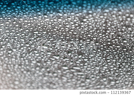 擋風玻璃上的水滴 112139367