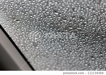 擋風玻璃上的水滴 112139369