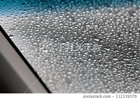 擋風玻璃上的水滴 112139370