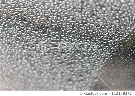 擋風玻璃上的水滴 112139371