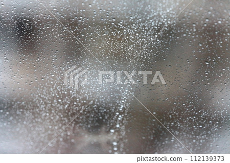 擋風玻璃上的水滴 112139373