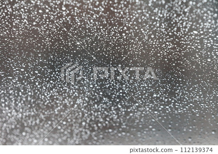 擋風玻璃上的水滴 112139374