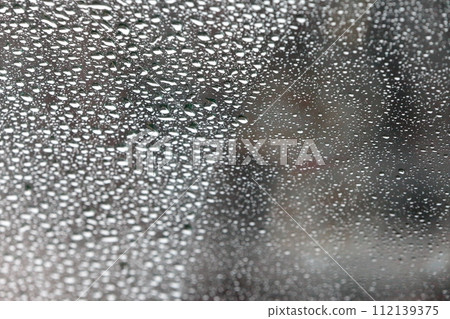 擋風玻璃上的水滴 112139375